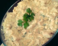 Macarronada ao molho branco com cubos de frango