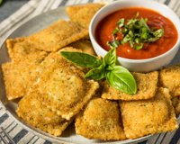 Crocante por fora e cremoso por dentro: na minha família comemos ravioli frito como petisco e todo mundo ama