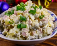 Não faça salada de batatas com maionese: adicione queijo feta e use o molho de iogurte que vou ensinar, fica muito mais cremoso