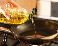 Nem exaustor, nem forro de fogão: depois que aprendi como fazer fritura sem o óleo espirrar faço bem menos sujeira na cozinha