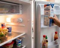 Você ainda guarda a caixa de leite na porta da geladeira? Essa é a explicação para que você pare com esse hábito