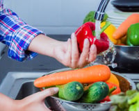 O que evitar ao lavar frutas e verduras para não prejudicar sua saúde e garantir uma higienização correta