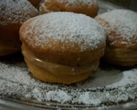 Sonho com recheio de doce de leite