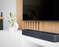 Combo com o menor preço do ano! Smart TV Samsung 43" e Soundbar por menos de R$ 2 mil