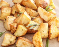Batata assada na airfryer temperada com ervas frescas