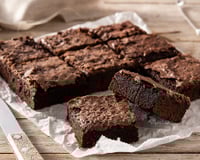 Depois de meses testando, chef revela a receita do brownie perfeito com a casquinha craquela e molhadinho por dentro