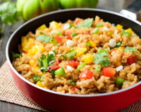 Adicione 2 ovos ao arroz que sobrou e prepare este prato delicioso para o almoço, jantar ou uma refeição rápida
