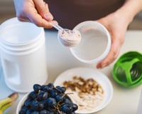 Nutricionista revela a verdade sobre trocar whey protein por leite em pó na dieta rica em proteínas