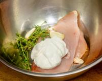 Sou cozinheira e garanto: "O segredo do frango macio não é o limão, esse ingrediente deixa ele muito tenro"
