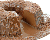 Brigadeirão cremoso em menos de 15 minutos parece um sonho, mas é realidade: aprenda a receita da sobremesa fácil