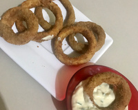 Cebolas empanadas (onion rings) e molho barbecue