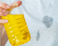 Parei de sofrer para de tirar manchas de óleo da roupa com esse truque que acaba com elas em 5 minutos