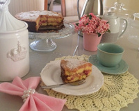 Bolo com doce de leite e morango da Tamy