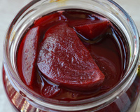 Por que as pessoas comem beterraba fermentada? Descubra os benefícios e se realmente vale a pena