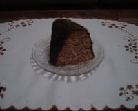 Bolo de café com cobertura de chocolate
