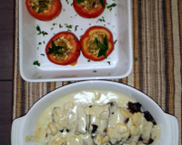 Filé mignon ao molho gorgonzola e tomates recheados