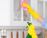 Como limpar os vidros da cozinha com uma dupla de ingredientes caseiros poderosos