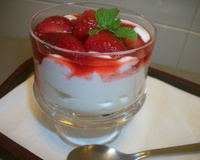 Sobremesa rápida de morango com creme