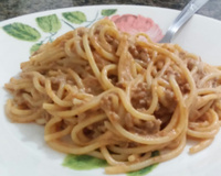 Macarrão com carne moída e creme de leite