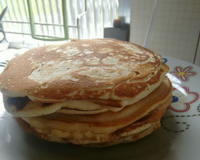 Panqueca americana com calda de chocolate