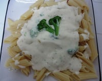 Macarrão ao molho de queijo e brócolis