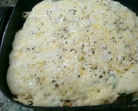 Torta cremosa de arroz com recheio de camarão