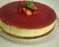 Cheesecake com molho de morangos