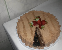 Bolo de chocolate com recheio de morango