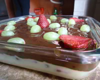 Bombom de morango na travessa com uvas e morangos