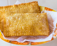 O truque dos feirantes para fazer pastel como um profissional: sequinho, crocante e sem abrir durante a fritura