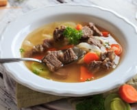 Um chef renomado revela sua receita para o melhor caldo: faça desse jeito para extrair o máximo sabor da carne e dos vegetais