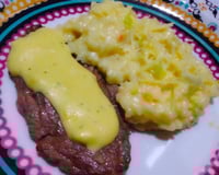 Filé mignon ao molho de mostarda com risoto de alho-poró