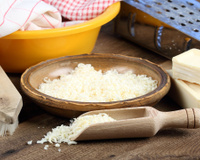 Descobri uma misturinha caseira fantástica para cuidar da casa: é só ralar meio sabão em barra na água quente, adicionar álcool 70% e deixar esfriar