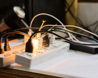 Esses 6 aparelhos elétricos nunca devem ser conectados a um filtro de linha: são os riscos mais comuns de incêndio em casa