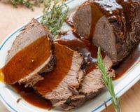 Cupim assado na panela de pressão suculento servido com molho