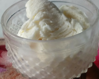 Frozen iogurte com calda de frutas vermelhas