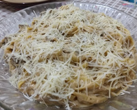 Massa ao molho de Philadelphia com tiras de alcatra