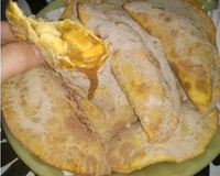 Pastel de doce de leite com bananas