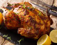 Frango assado recheado com farofa finalizado com ervas