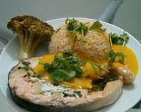 Salmão assado ao molho de manga