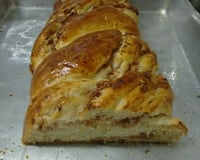 Pão trançado de bacon e calabresa
