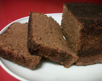 Bolo de chocolate com calda quente de amora