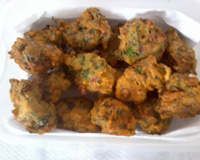 Bolinho de espinafre com calabresa e queijo