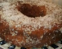 Bolo simples com calda de coco