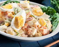 Como fazer uma salada de batata com ovo muito cremosa: não leva maionese e o molho tem um ingrediente secreto