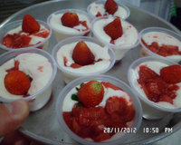 Sobremesa rápida de morango com creme