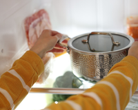 Pare de colocar panela na geladeira: descubra os riscos desse hábito para a sua saúde