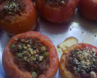 Tomates recheados com carne moída e pimentão
