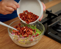 Baconese: receita cremosa de maionese de batata com bacon é de comer rezando