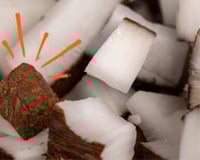 Pode comer a casca (aquela marrom) do coco seco? Entenda se parte da fruta tem benefícios ou malefícios